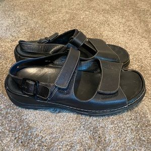 Very comfortable wolky sandal.